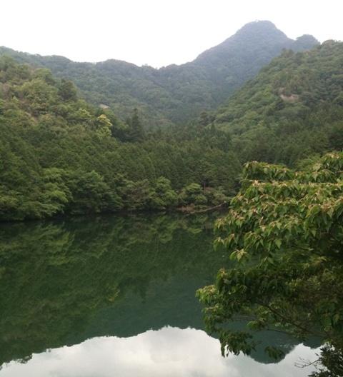 明神山を映す岩屋池